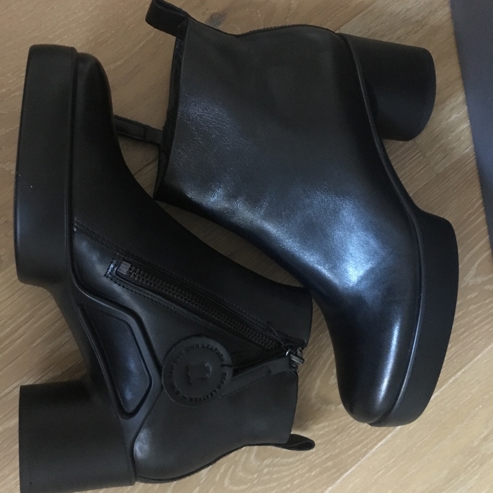 Never Been Worn - Ecco Shape Sculpted Motion 35